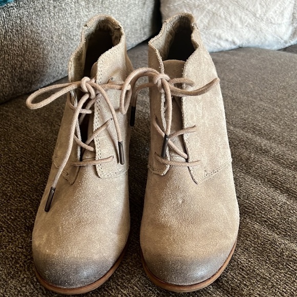 Tom's suede distressed lace up stacked taupe oatmeal ankle booties Size 8 - Picture 3 of 14